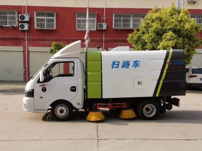 東風(fēng)途運2600mm掃路車（0.8方水罐，1.7方塵罐）