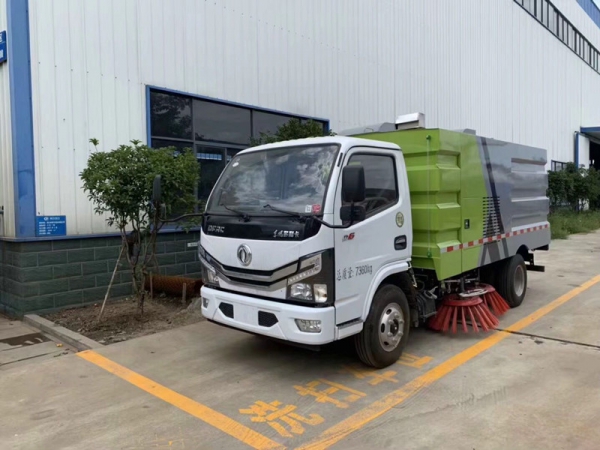 東風小多利卡掃路車（1.5方水罐，4方塵罐）