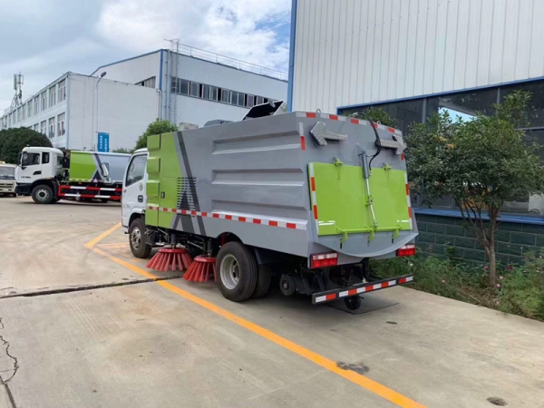 東風小多利卡掃路車（1.5方水罐，4方塵罐）
