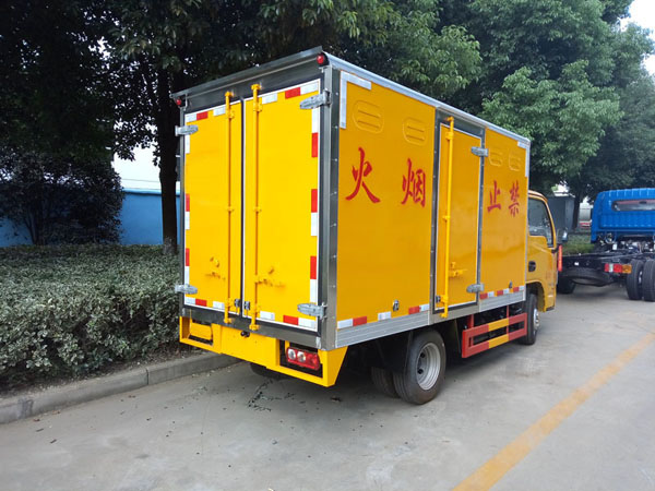 躍進(jìn)3.3米柴油（藍(lán)牌）雜項(xiàng)危險品廂式車