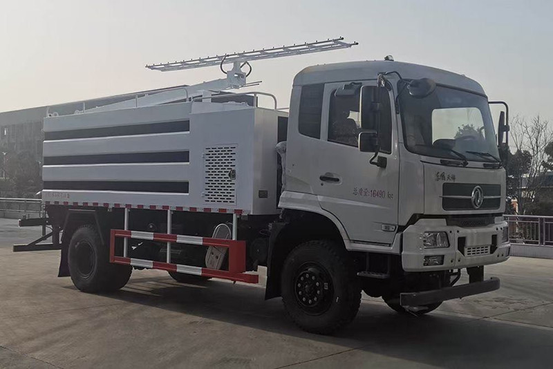 東風四驅光伏板清洗車，8方水罐