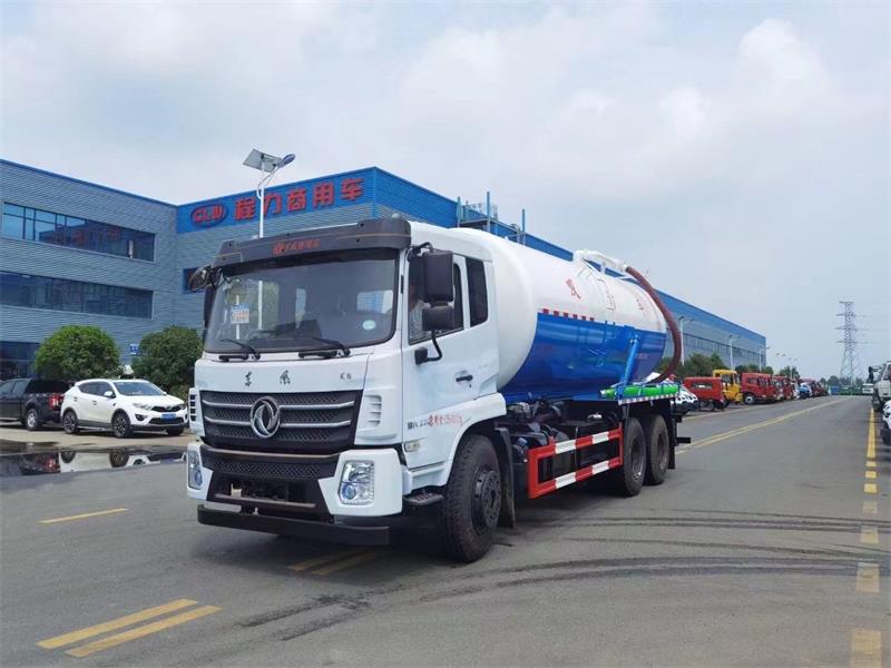 東風D17后雙橋18方吸污車，配水循環泵加10米吸污帶。